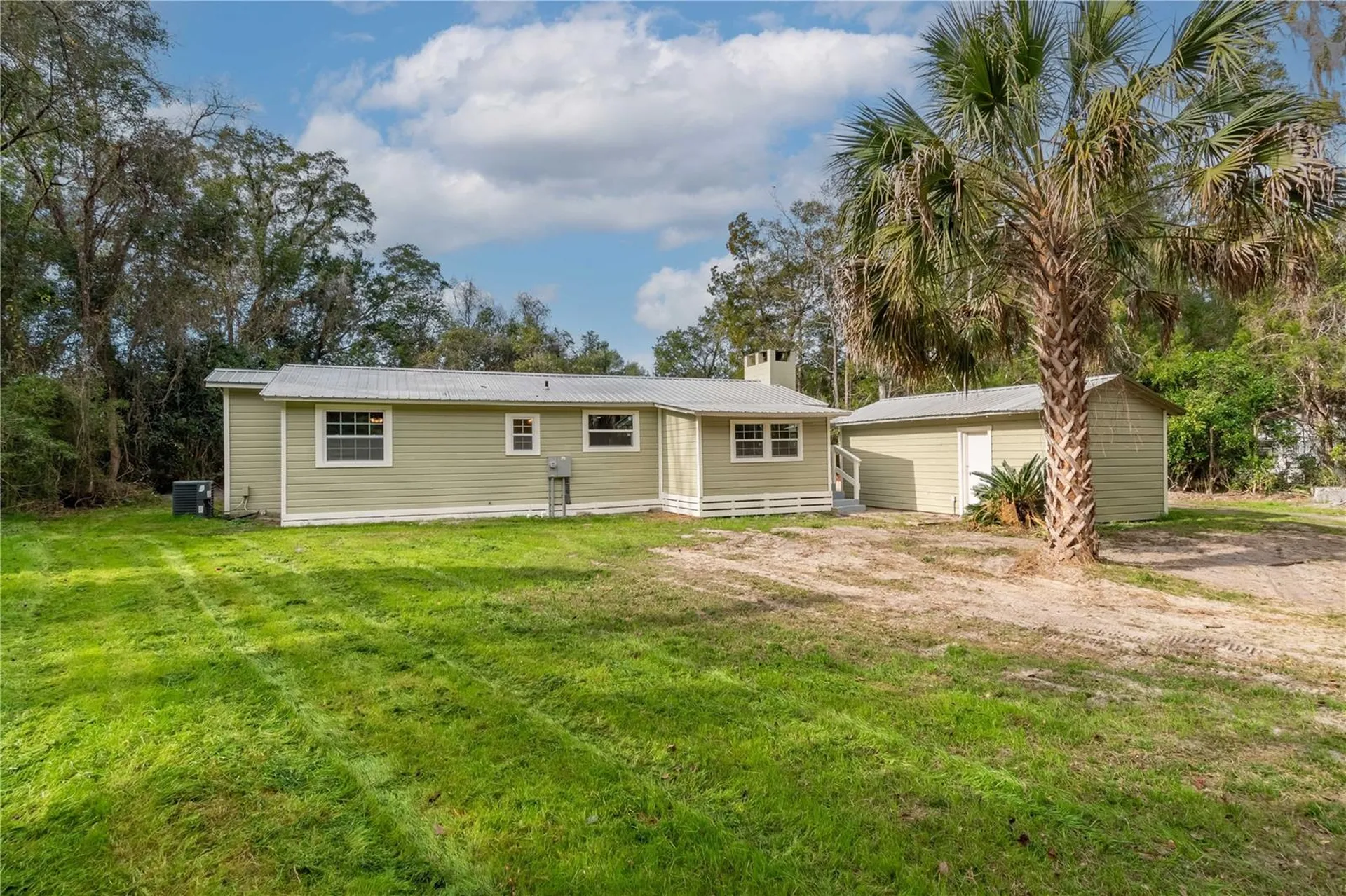 674 N State Road 21 Hawthorne FL 32640