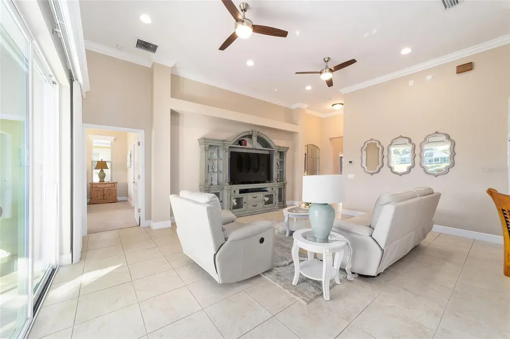 10161 Julia Isles Avenue Oxford FL 34484
