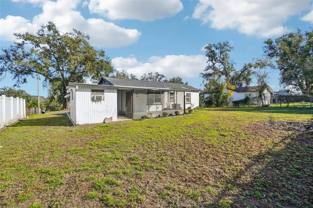 13929 2nd Street Dade City FL 33525