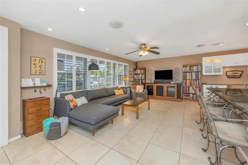 4313 50th Place S St Petersburg FL 33711