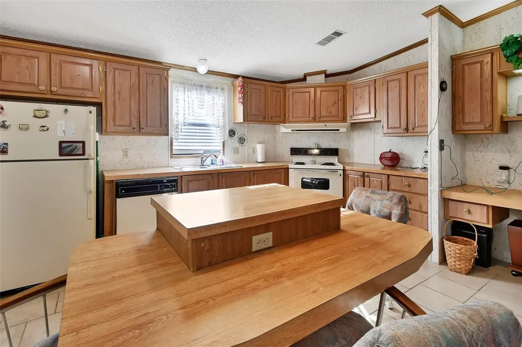 27130 Fishermans Road Paisley FL 32767