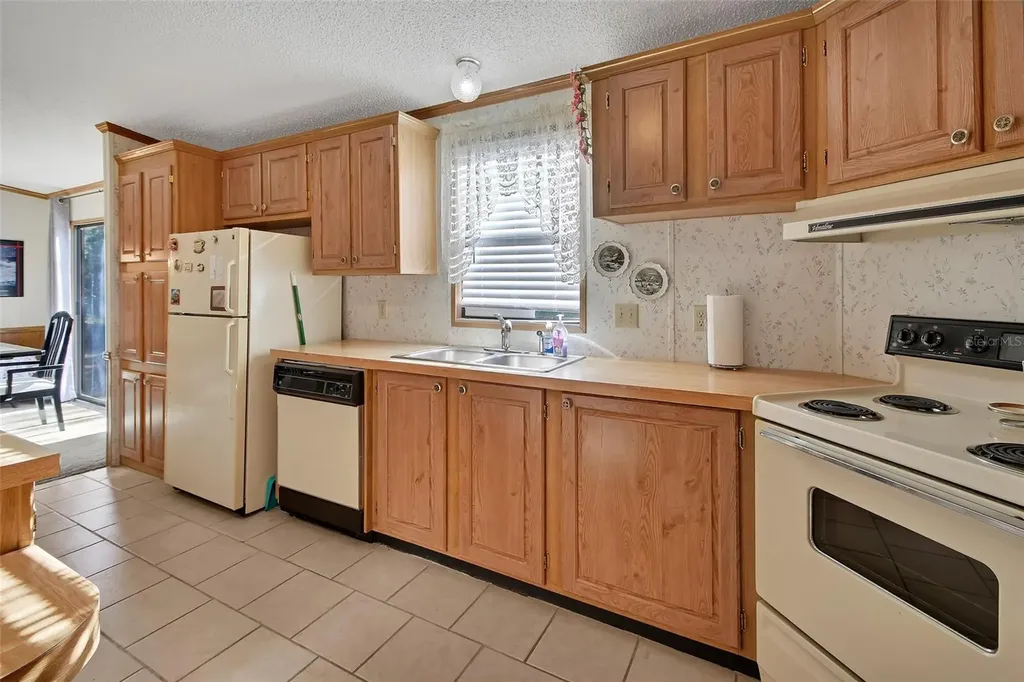 27130 Fishermans Road Paisley FL 32767