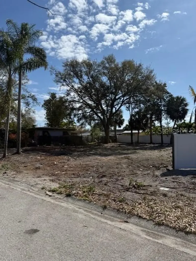 6611 Kingswood Drive N St Petersburg FL 33702