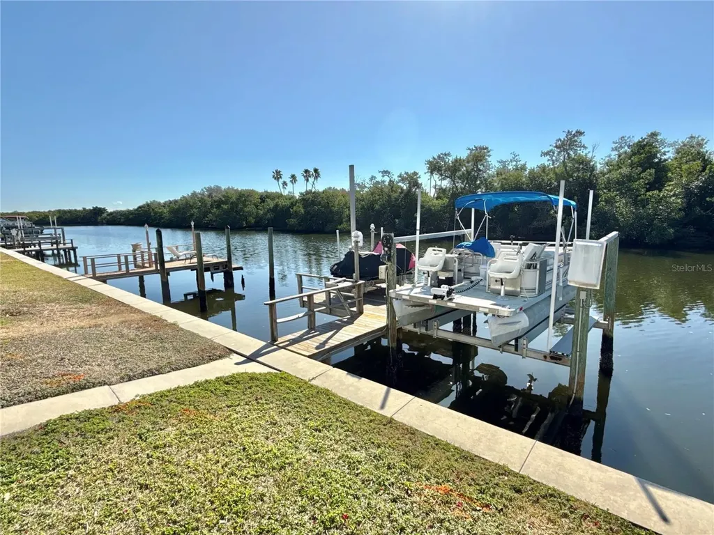 436 Mount Oak Avenue NE St Petersburg FL 33702