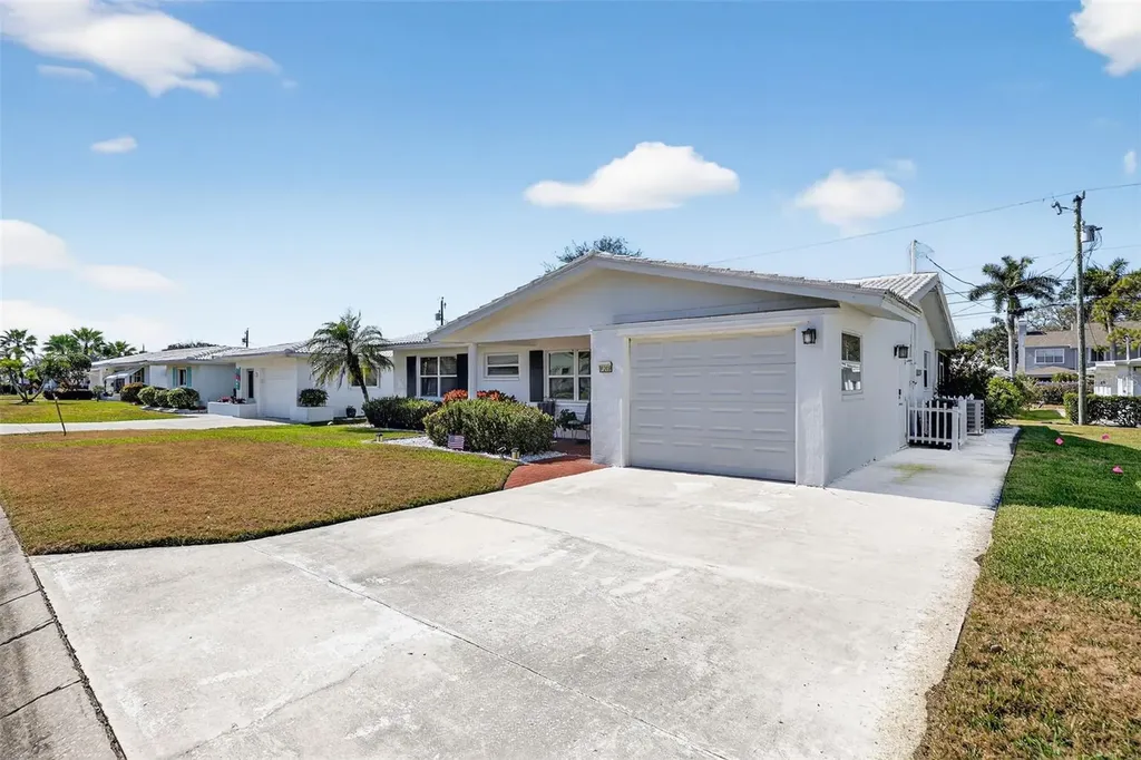 9208 142nd Street Seminole FL 33776