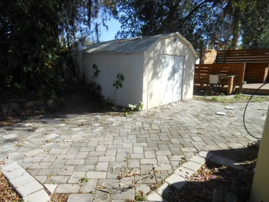 8421 N Orangeview Avenue Tampa FL 33617