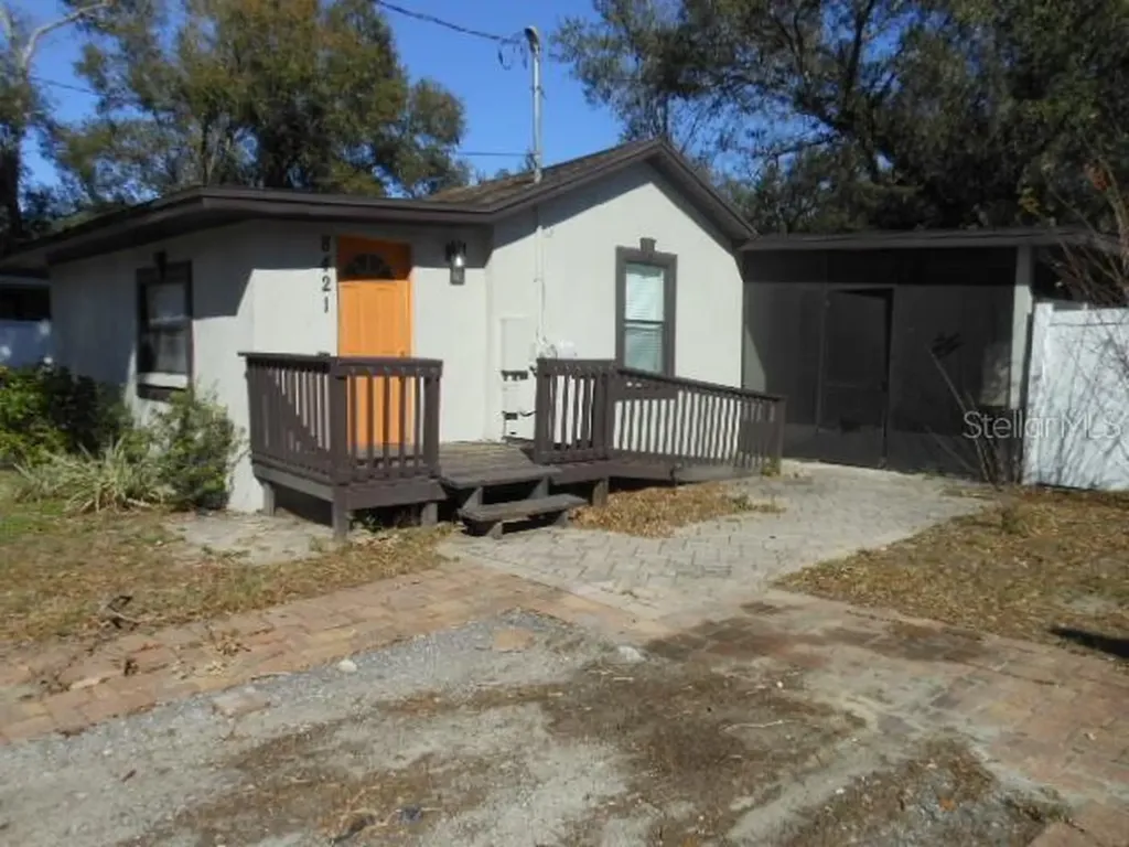 8421 N Orangeview Avenue Tampa FL 33617