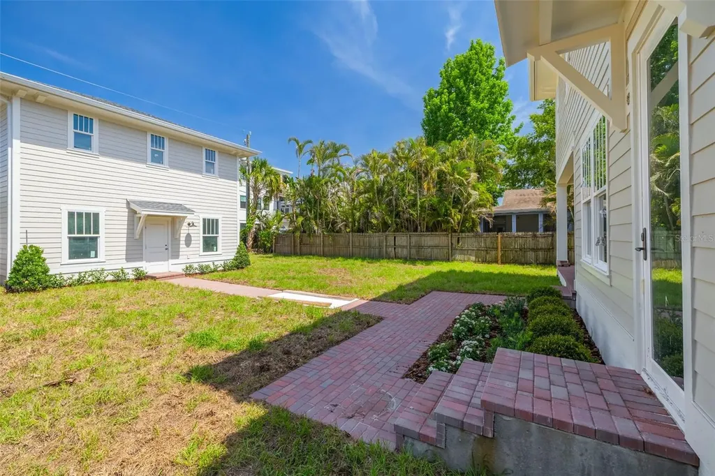 2011 10th Street N St Petersburg FL 33704