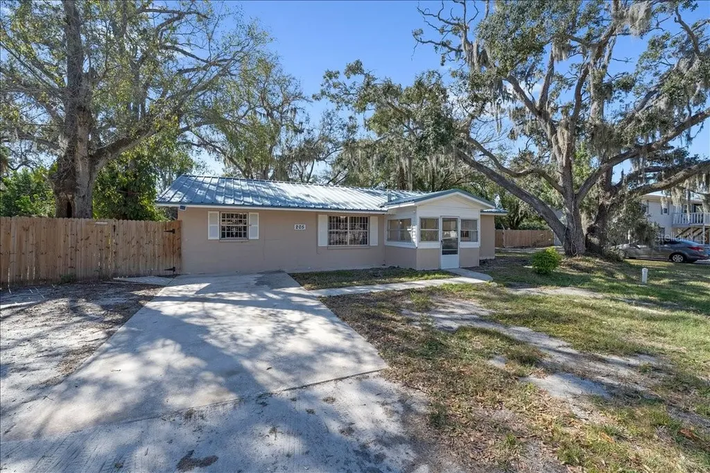 205 2nd Avenue SE Ruskin FL 33570