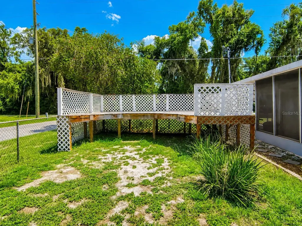 1158 Cr 439 Lake Panasoffkee FL 33538