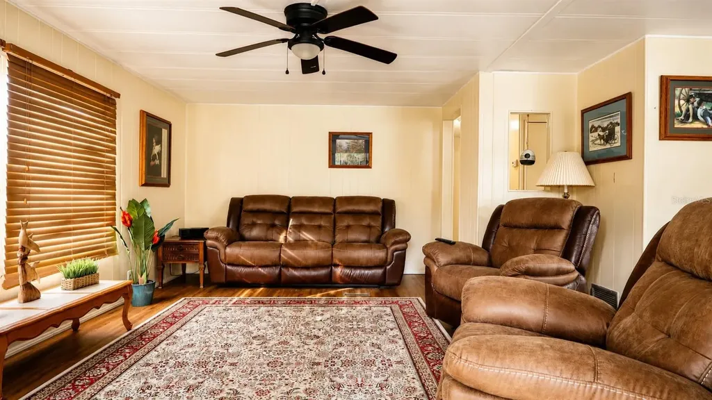 1158 Cr 439 Lake Panasoffkee FL 33538