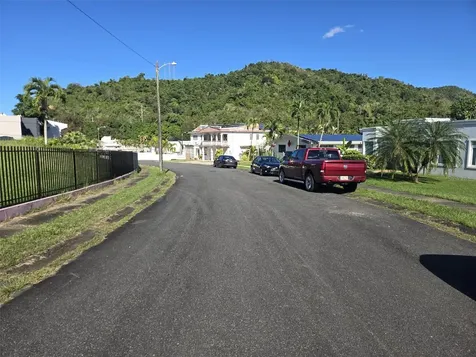 E-4 Urb. El Retiro Calle Recreo Caguas PR 00725
