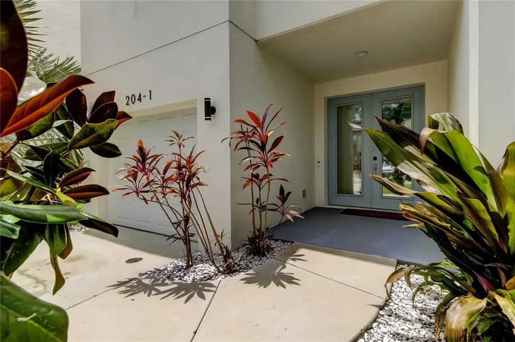 204 N Manhattan Avenue Tampa FL 33609