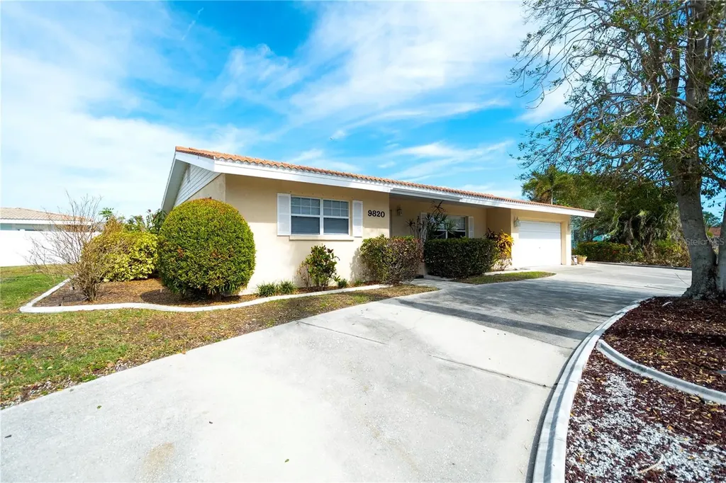 9820 Royal Palm Drive Bradenton FL 34210