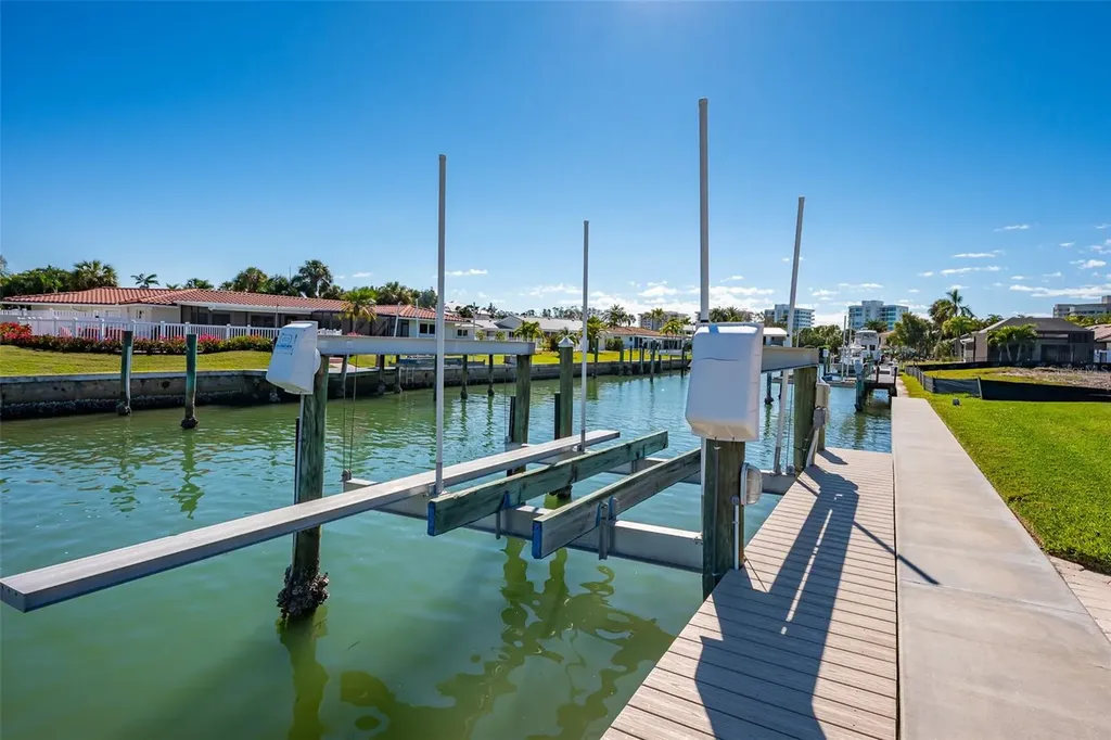 548 Gunwale Lane Longboat Key FL 34228