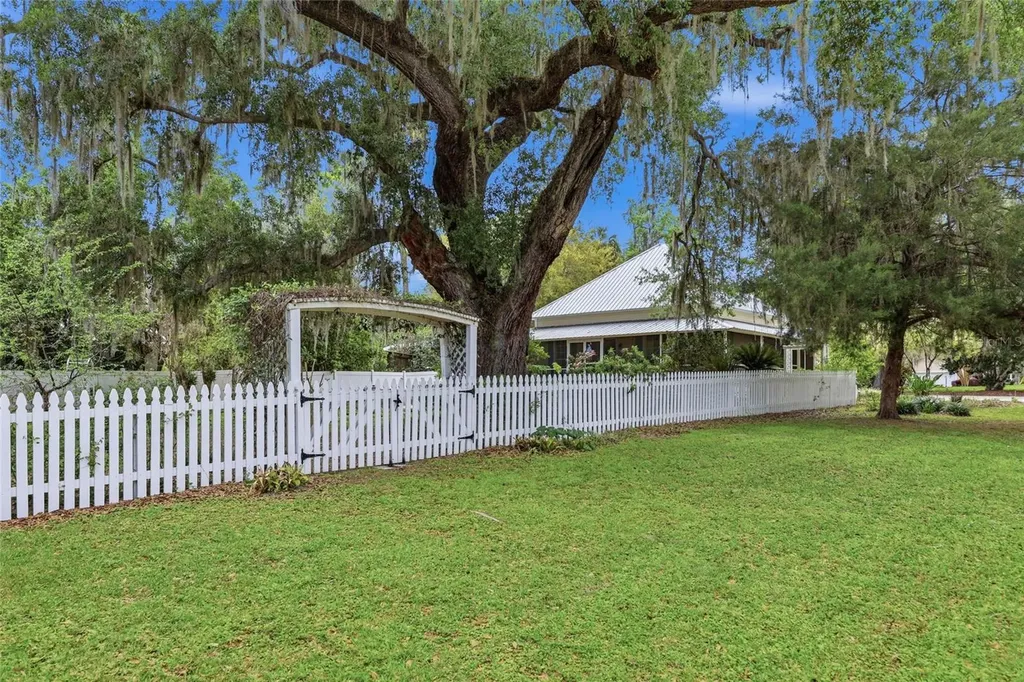 6070 Avenue F Mc Intosh FL 32664