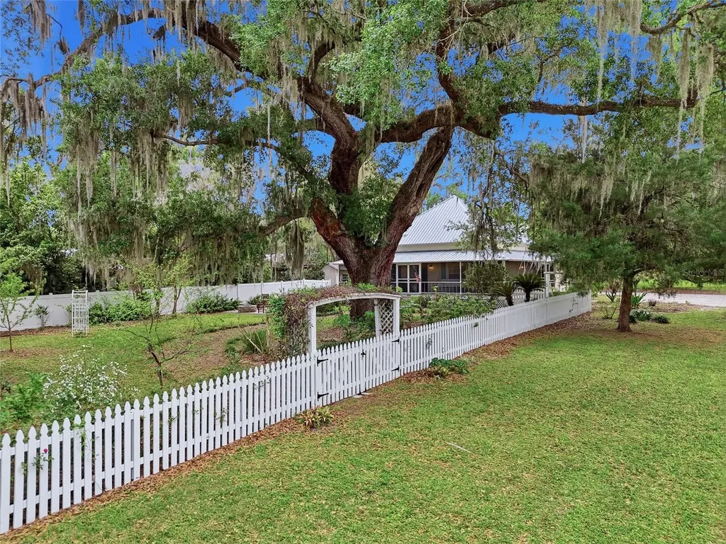 6070 Avenue F Mc Intosh FL 32664