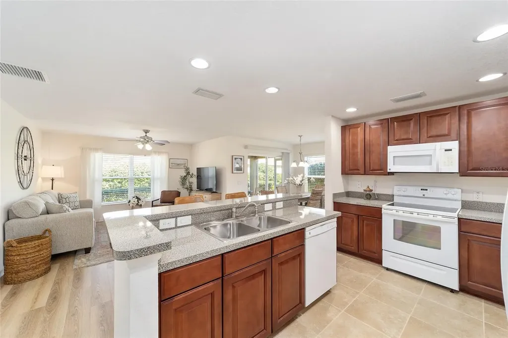 5076 Neptune Circle Oxford FL 34484
