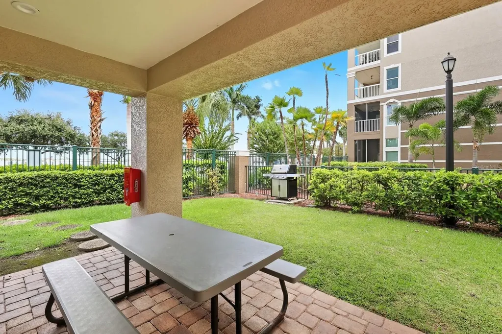808 3rd Avenue W Bradenton FL 34205