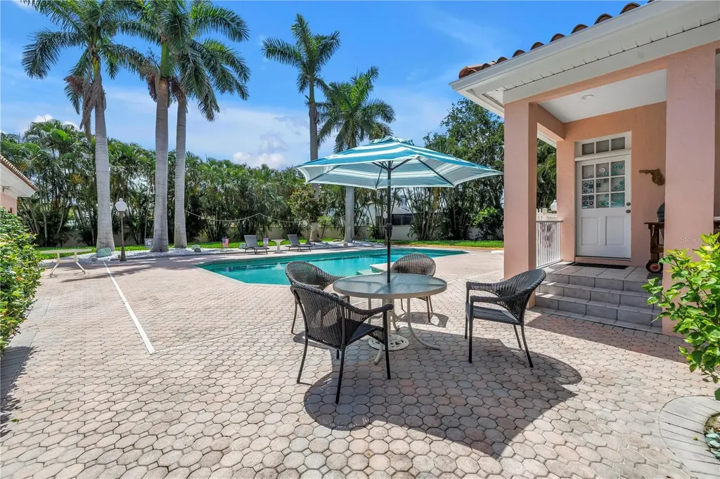 4930 Sandpiper Lane S St Petersburg FL 33711