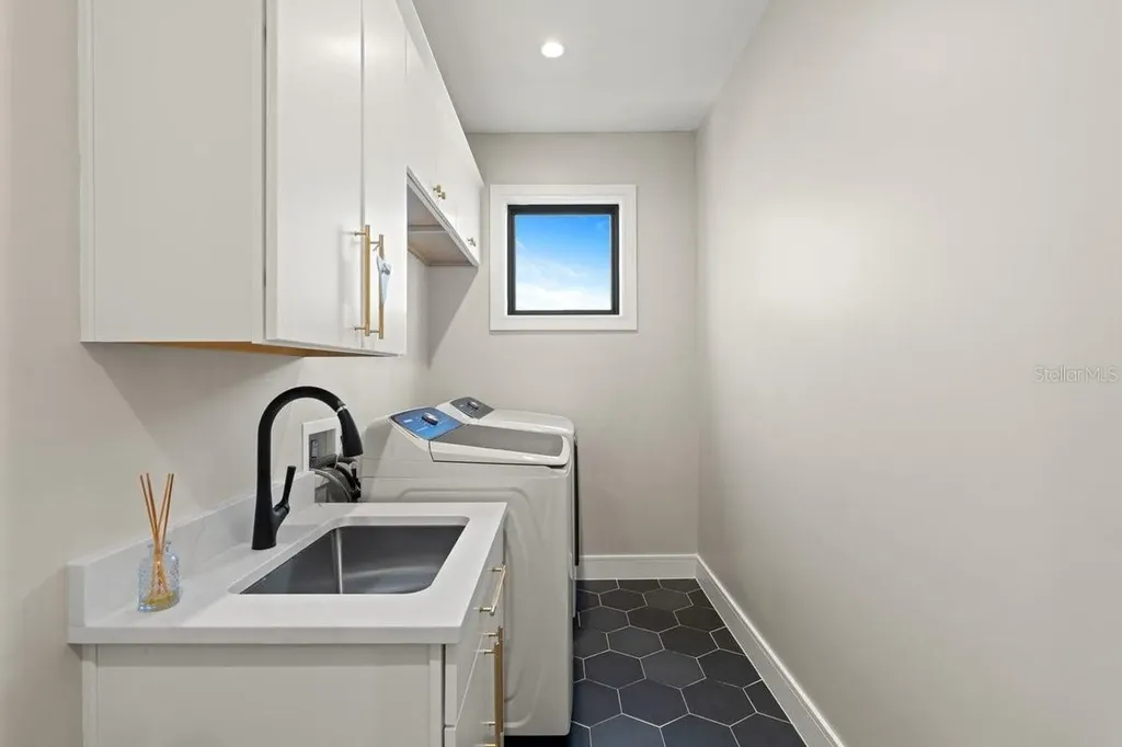 552 S Peninsula Avenue New Smyrna Beach FL 32169