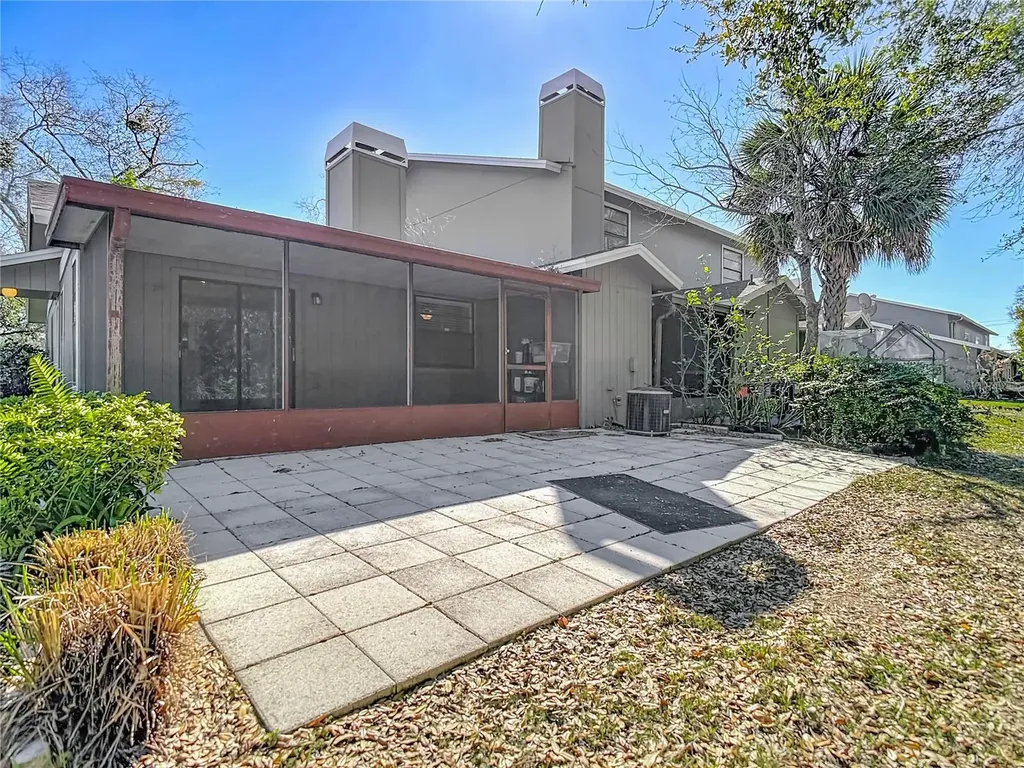 10121 Lake Oak Circle Tampa FL 33624