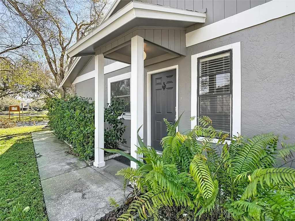 10121 Lake Oak Circle Tampa FL 33624