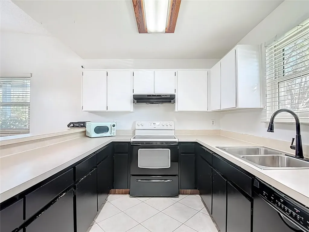 10121 Lake Oak Circle Tampa FL 33624