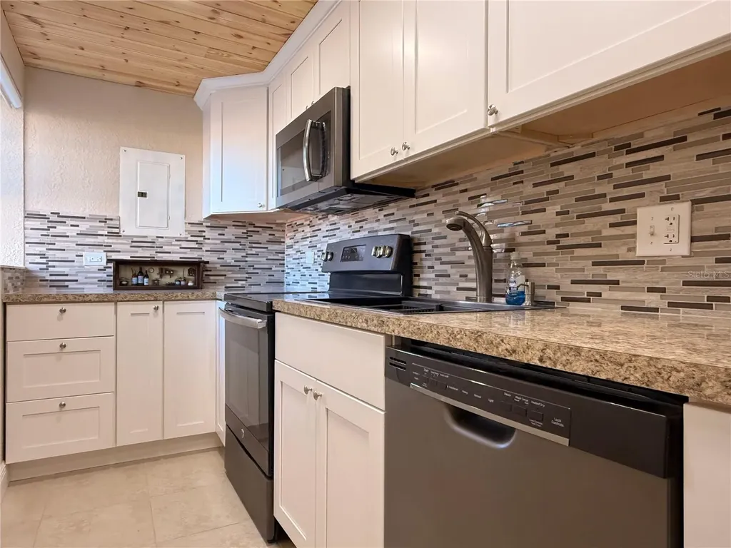 1605 Club Circle Lakeshore FL 33854