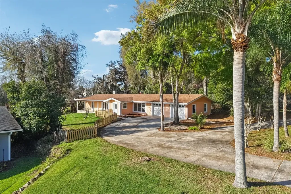 131 E Palmetto Avenue Howey In The Hills FL 34737