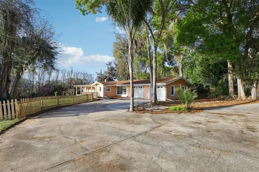 131 E Palmetto Avenue Howey In The Hills FL 34737