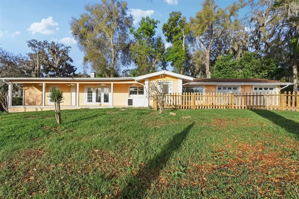 131 E Palmetto Avenue Howey In The Hills FL 34737