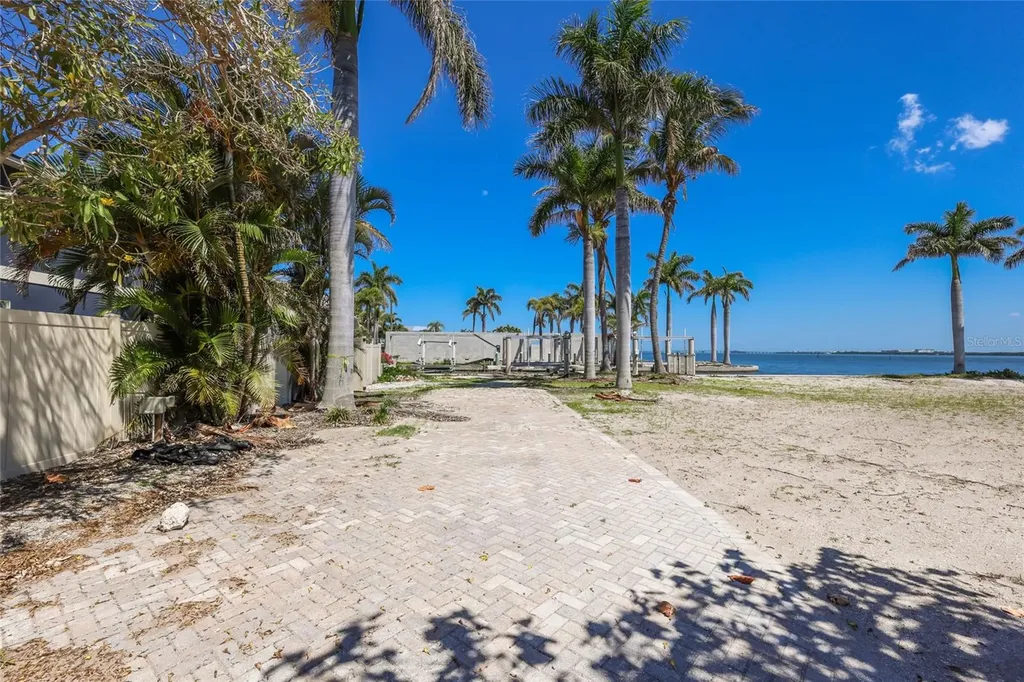 407 20th Place Bradenton Beach FL 34217