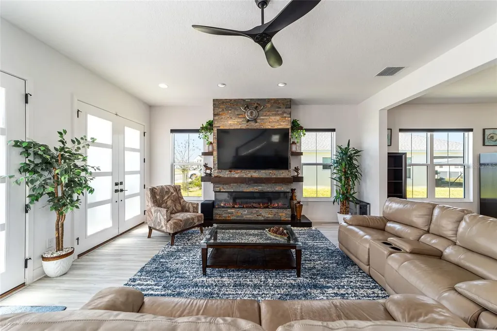 2577 Zawacki Path Middleton FL 34762