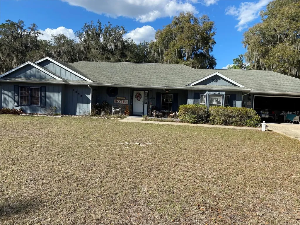 1050 Cr 482d Lake Panasoffkee FL 33538