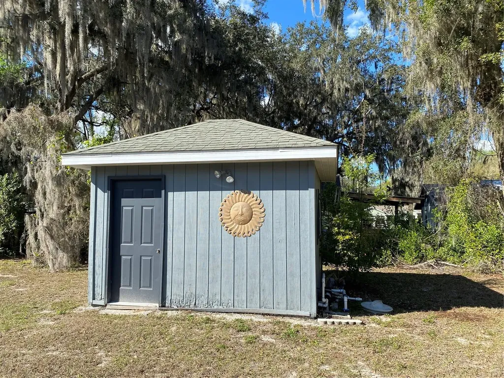 1050 Cr 482d Lake Panasoffkee FL 33538