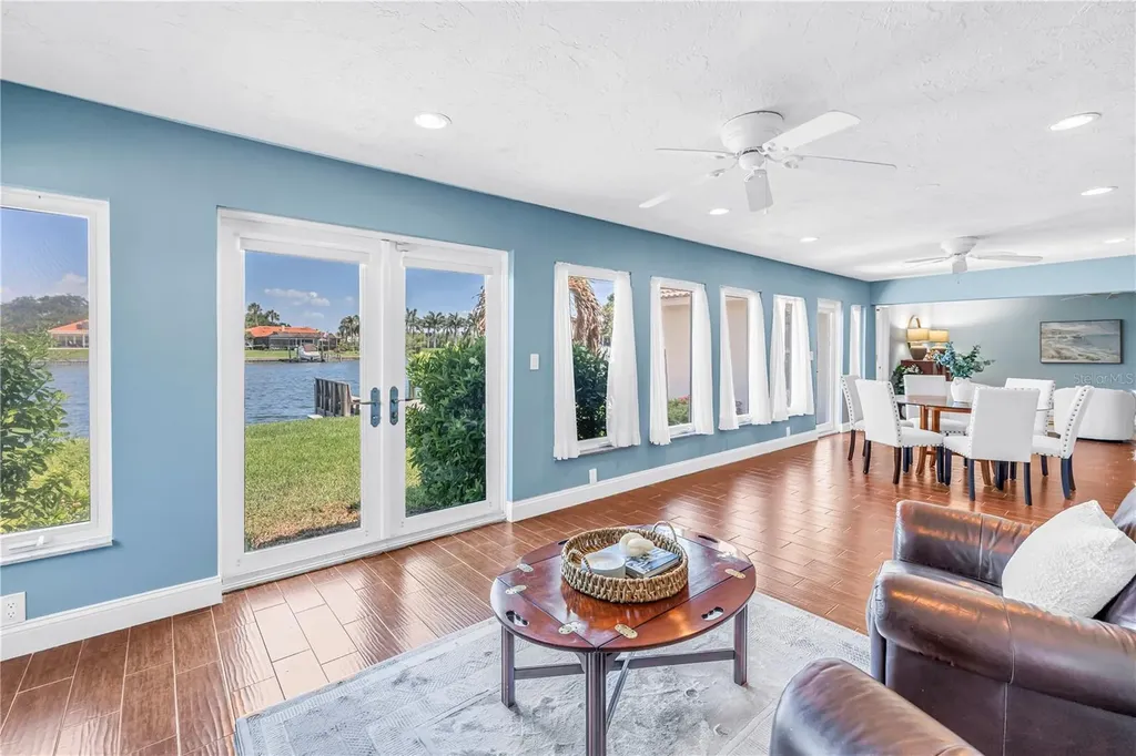 1964 Massachusetts Avenue NE St Petersburg FL 33703
