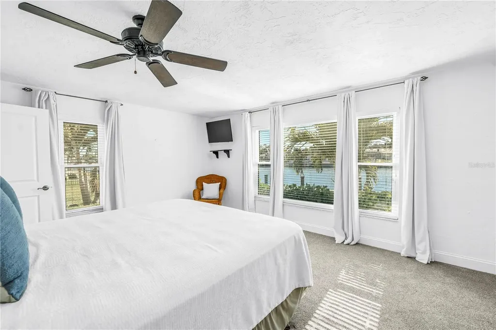 1964 Massachusetts Avenue NE St Petersburg FL 33703