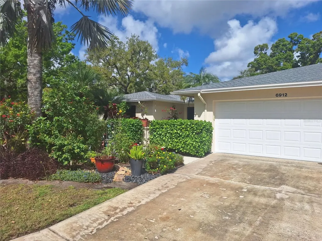 6912 W Country Club Drive N Sarasota FL 34243