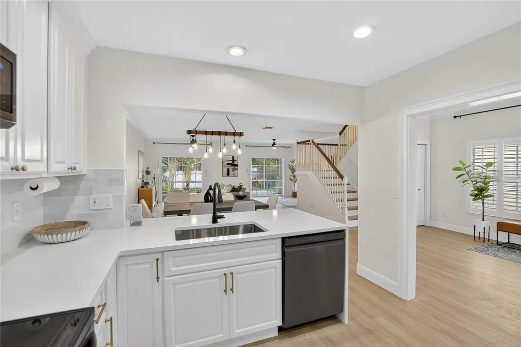 918 Woodbridge Court Safety Harbor FL 34695