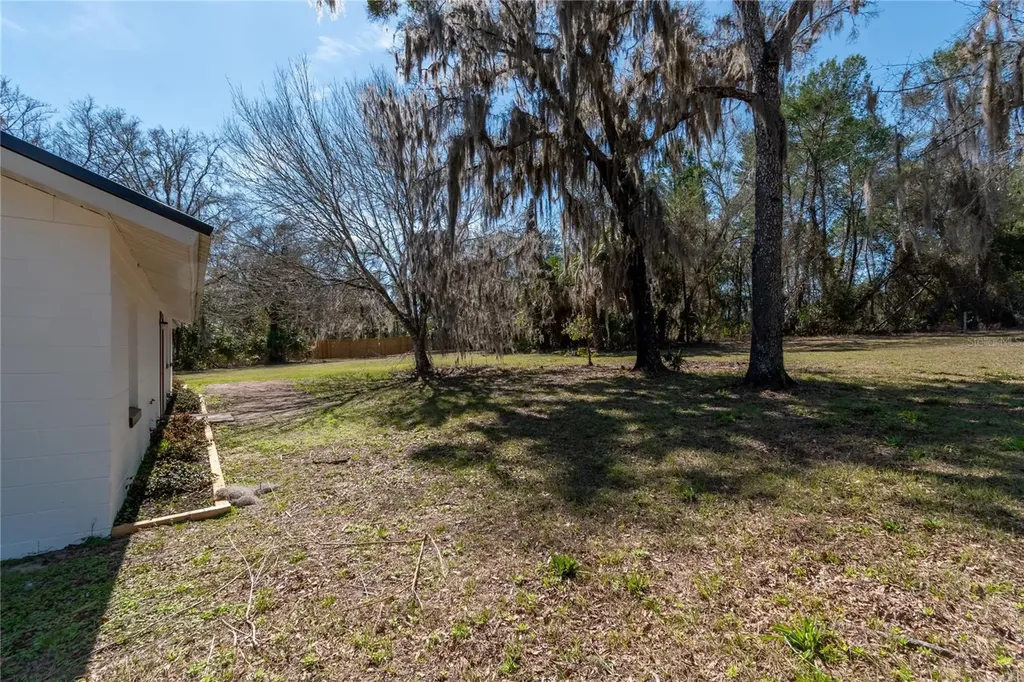 983 S County Road 21 Hawthorne FL 32640