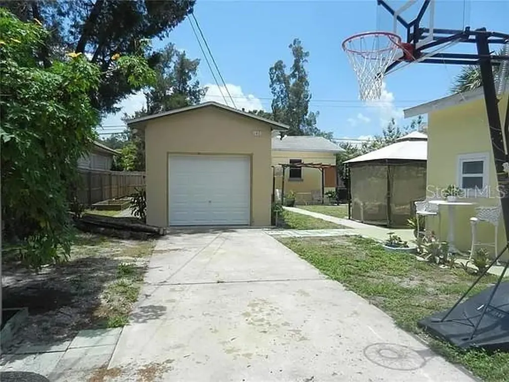 1461 28th Avenue N St Petersburg FL 33704