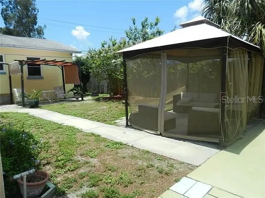 1461 28th Avenue N St Petersburg FL 33704