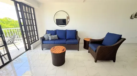 37 Ave. Isla Verde Carolina PR 00979