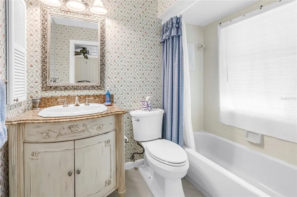 812 Amelia Court NE St Petersburg FL 33702