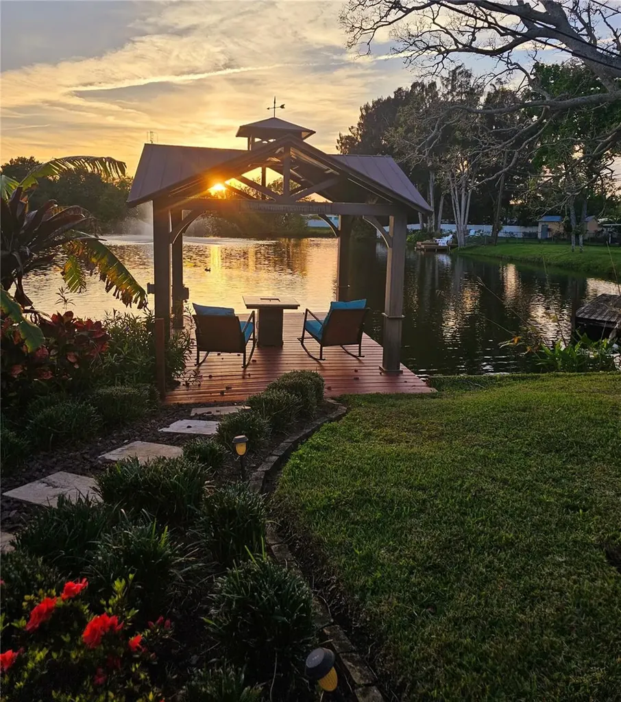 5564 N 63rd Way N St Petersburg FL 33709
