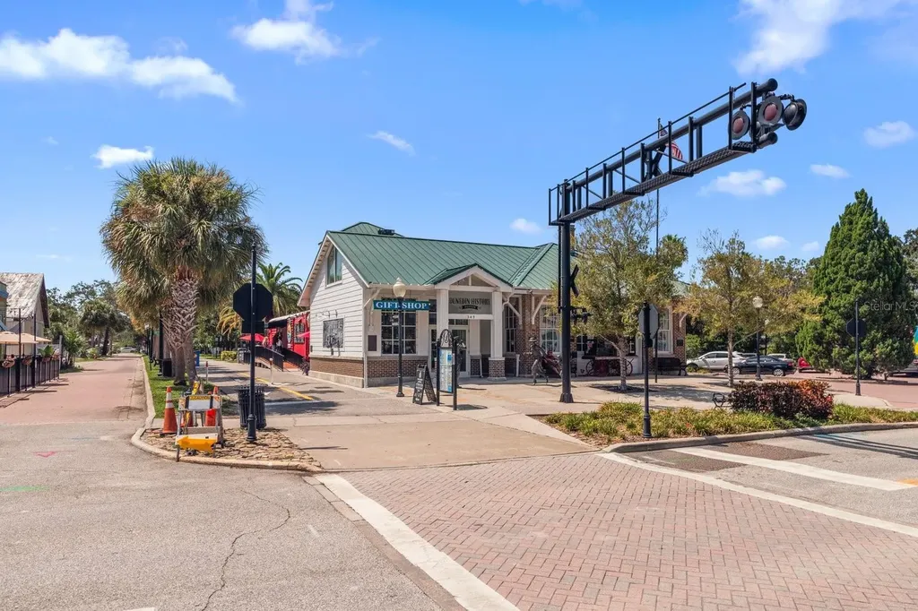 216 Grove Circle S Dunedin FL 34698