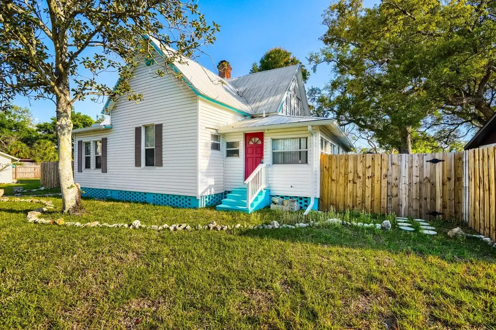 2523 10th Avenue W Bradenton FL 34205