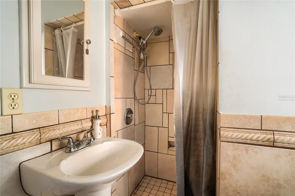 2523 10th Avenue W Bradenton FL 34205