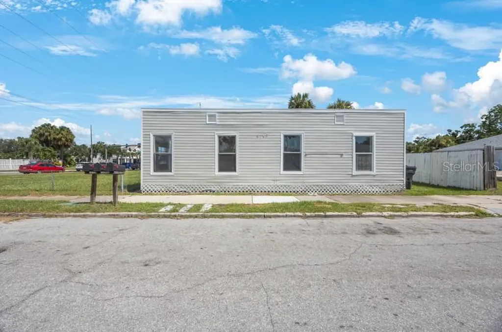 2753 53rd Avenue N St Petersburg FL 33714
